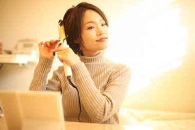 Saçlarını kıvıran güzel bir kız