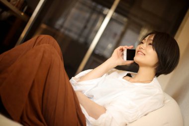 Cep telefonu kullanan Asyalı kadın.