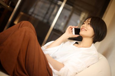 Cep telefonu kullanan Asyalı kadın.