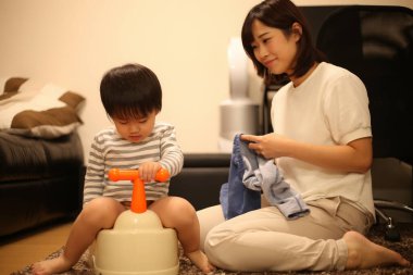 Asya anne oğlu ile oynamak