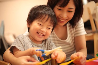 Genç Asyalı anne ve oğlu.