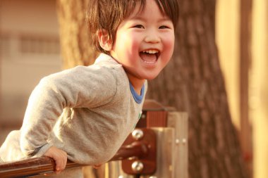 Platformda oynayan mutlu küçük çocuğun portresi