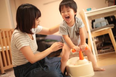 Genç Asyalı anne ve oğlu.