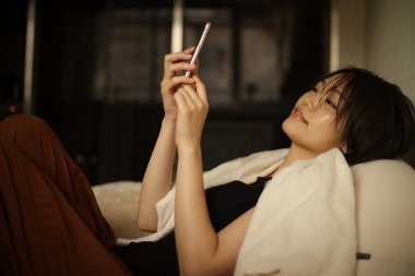 Cep telefonu kullanan Asyalı kadın.