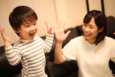 Asya anne oğlu ile oynamak