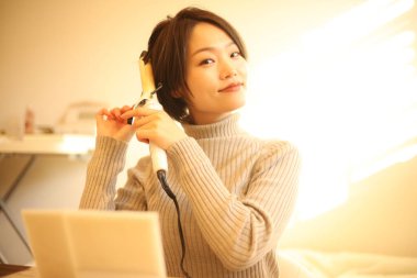 Saçlarını kıvıran güzel bir kız