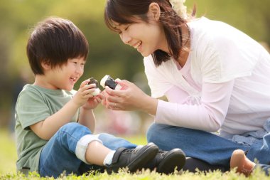 Pirinç topu yiyen bir çocuk resmi