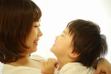 Genç Asyalı anne ve oğlu.