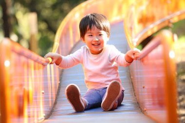 Parktaki küçük Asyalı çocuk.