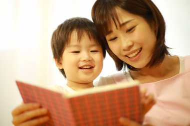 Genç Asyalı anne ve oğlu.