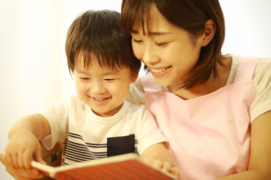 Genç Asyalı anne ve oğlu.