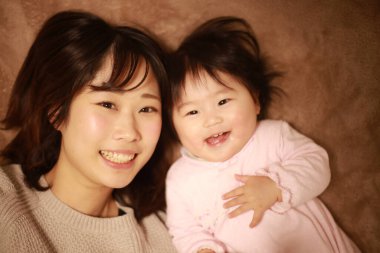 Yatağında bebeğiyle mutlu bir anne