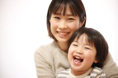 gülümseyen Asyalı genç kadın ve küçük oğlu  