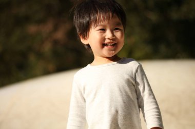 Parktaki küçük Asyalı çocuk.