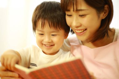 Genç Asyalı anne ve oğlu.