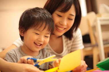 Asya anne oğlu ile oynamak