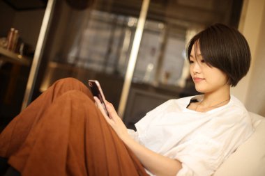 Cep telefonu kullanan Asyalı kadın.