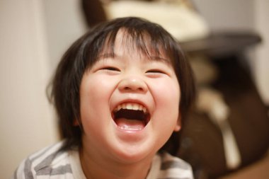 Evinde gülen küçük şirin bir çocuğun yanına.