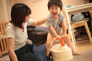 Asya anne oğlu ile oynamak