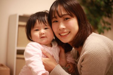 mutlu anne ve kızı oynuyor 