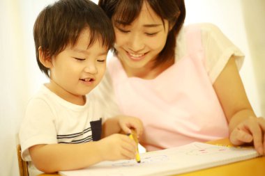 Genç Asyalı anne ve oğlu.