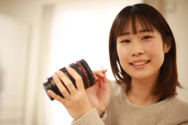 Kameralı genç Asyalı kadın.