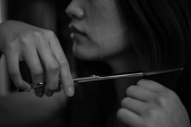 Güzel Asyalı kadın saçını kesiyor. 