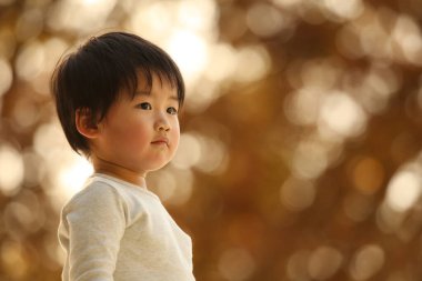 Parktaki küçük Asyalı çocuk.