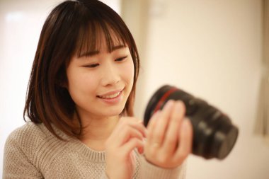 Kameralı genç Asyalı kadın.