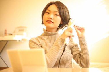 Saçlarını kıvıran güzel bir kız