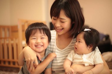 Çocuklarıyla birlikte Asyalı anne.