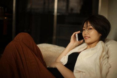 Cep telefonu kullanan Asyalı kadın.