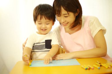 Genç Asyalı anne ve oğlu.