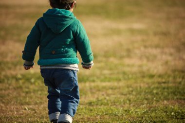 Parkta koşan yakışıklı Asyalı çocuk.