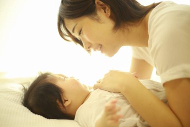 Genç Asyalı anne ve oğlu.