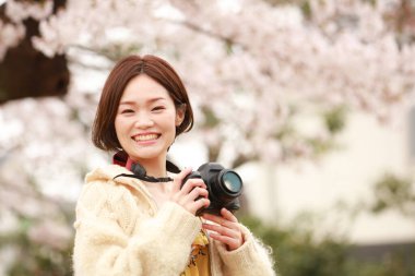 Park yerinde kameralı genç bir kadın.