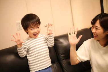 Asya anne oğlu ile oynamak