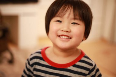 Küçük şirin bir çocuğun portresi.