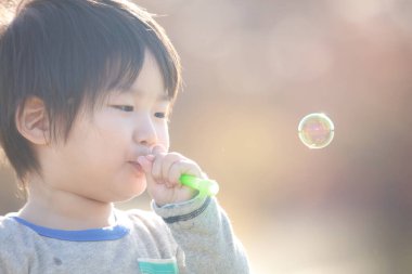 Parktaki yakışıklı Asyalı çocuk.
