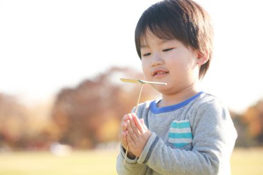 Parktaki yakışıklı Asyalı çocuk.