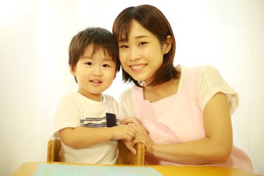 Genç Asyalı anne ve oğlu.