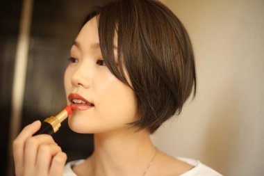 Makyaj yapan güzel bir kadının portresi.