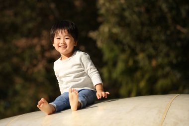 Parktaki küçük Asyalı çocuk.