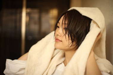 Güzel kız saç stili yapıyor.