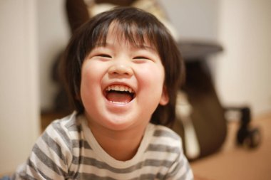 Evdeki şirin, mutlu küçük bir çocuğun portresi.