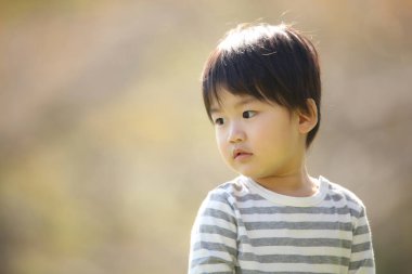 Parkta meyve suyu içen mutlu çocuk portresi