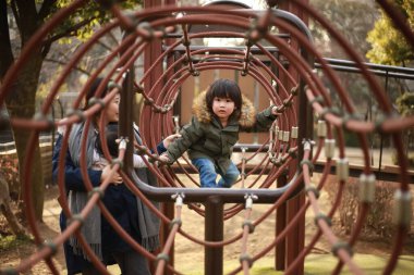 Oyun parkında oynayan sevimli erkek bebek.