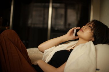 Cep telefonu kullanan Asyalı kadın.