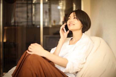 Cep telefonu kullanan Asyalı kadın.