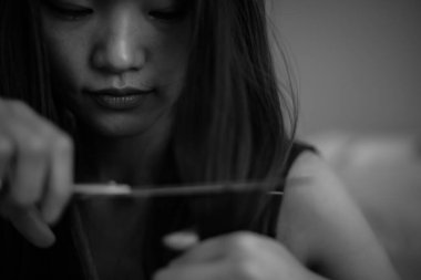 Güzel Asyalı kadın saçını kesiyor. 